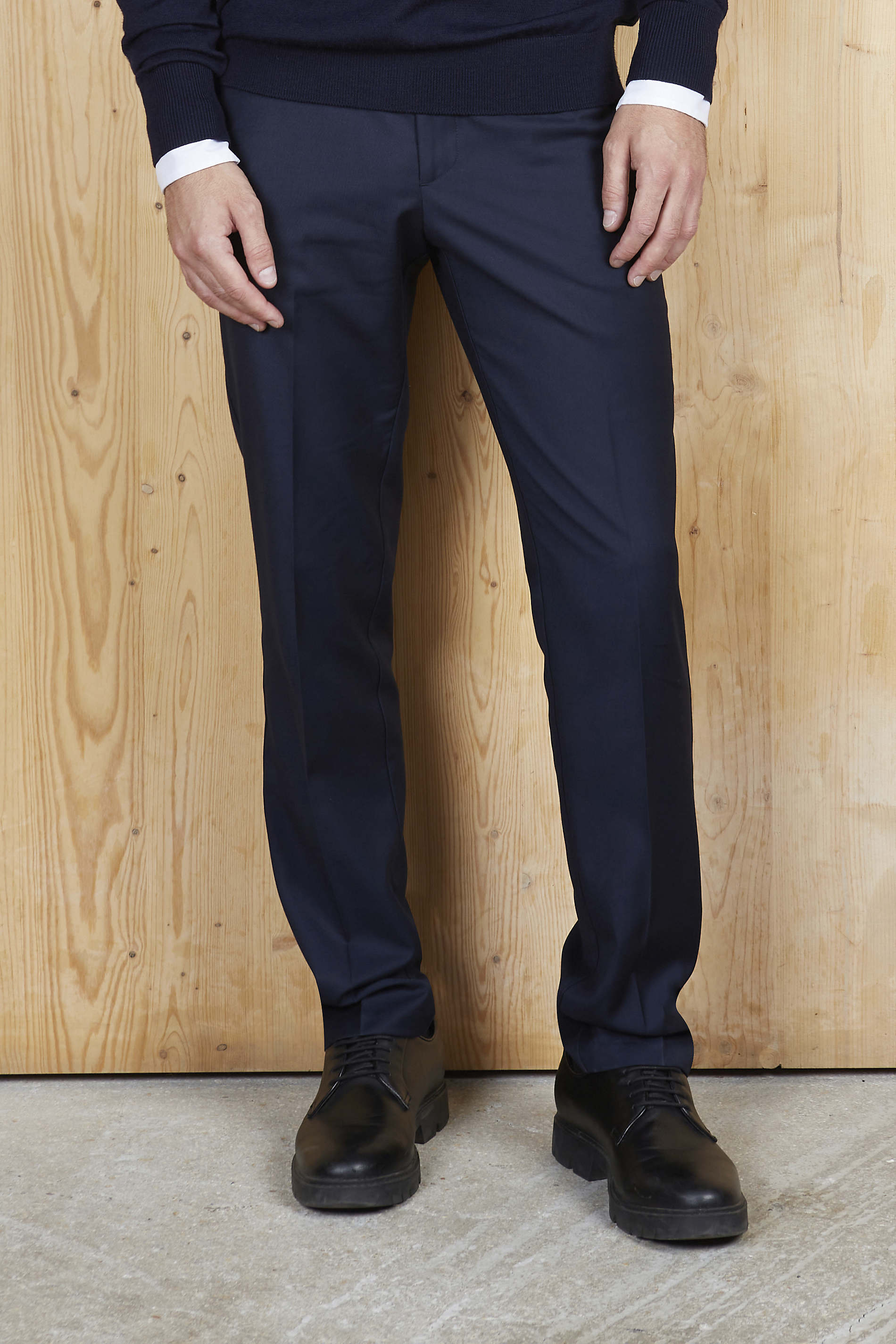 MEN'S ELASTICATED WAIST SUIT TROUSERS<p>These smart and timeless trousers are an iconic piece of men’s wardrobe. With their mid-season soft fabric and elasticated waistband, they fit all body shapes. They can be worn as a part of a three-piece suit for formal events or with a T-shirt for a casual style.</p> NEOBLU GABIN MEN