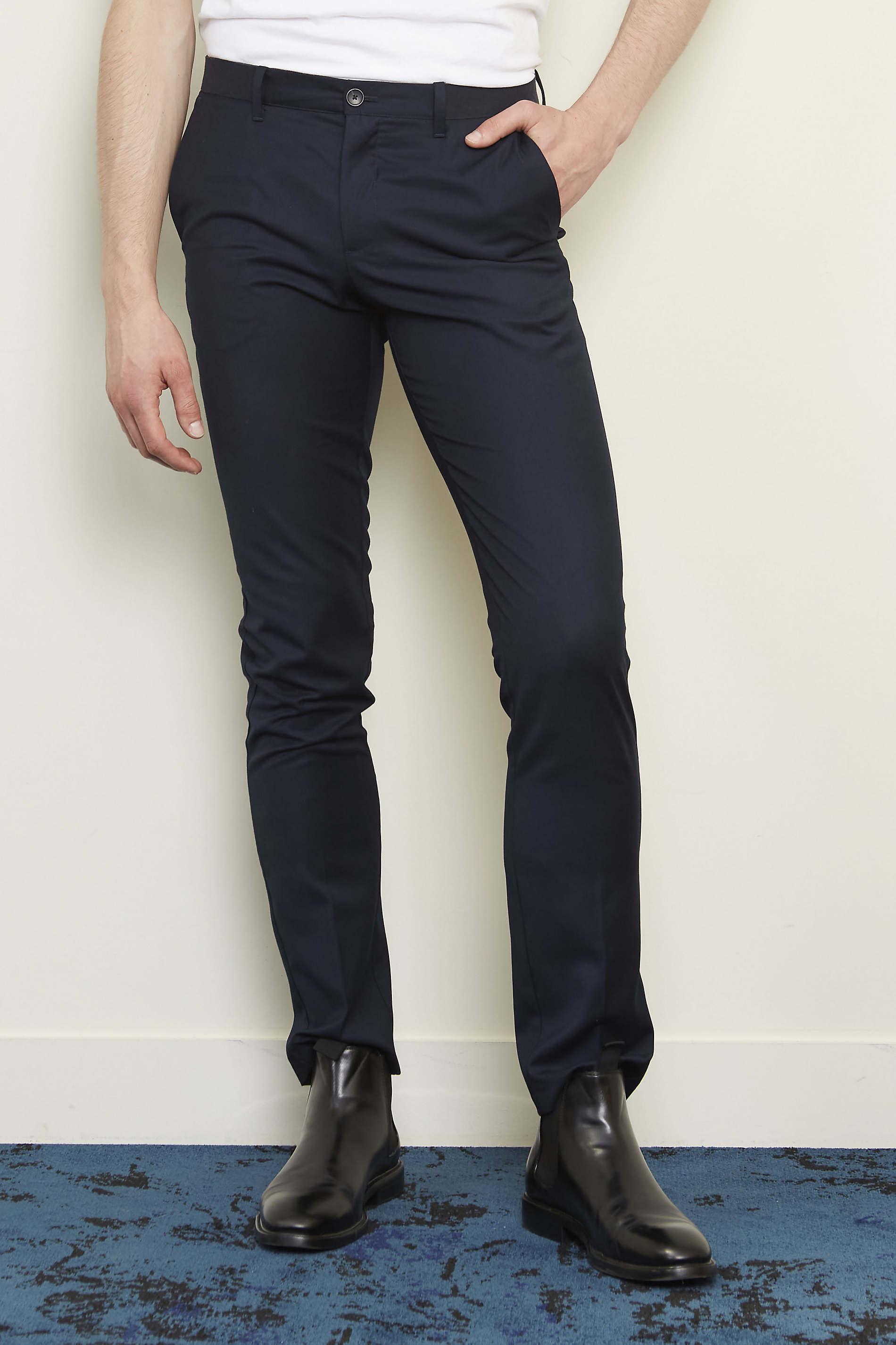 MEN'S ELASTICATED WAIST SUIT TROUSERS<p>These smart and timeless trousers are an iconic piece of men’s wardrobe. With their mid-season soft fabric and elasticated waistband, they fit all body shapes. They can be worn as a part of a three-piece suit for formal events or with a T-shirt for a casual style.</p> NEOBLU GABIN MEN