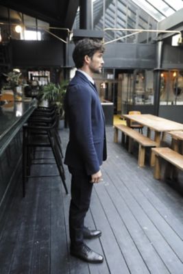 HERREN-BLAZER AUS PIQUÉ-MASCHENWARE<br/><p>Piqué-Maschenware.<br />Das vielseitig einsetzbare Kleidungsstück kann mit einer Stoffhose im City-Stil kombiniert werden, wenn ein klassischer Look gewünscht ist, aber auch mit einer Denimhose, wenn man zwangloser auftreten möchte.</p> NEOBLU MARCEL MEN