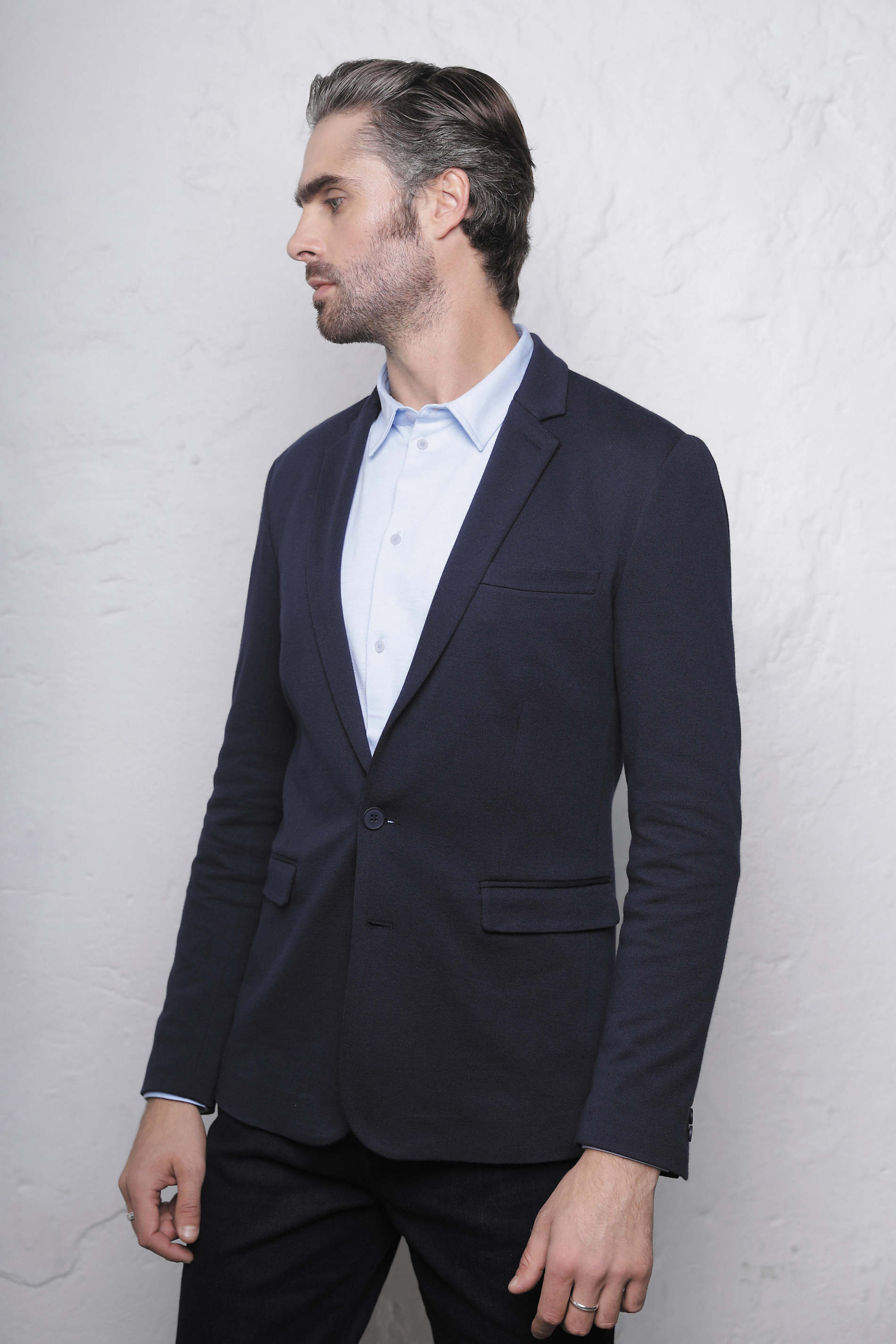 MEN'S PIQUÉ BLAZER<p>This blazer combines the formal chic of the suit jacket with the comfort of the piqué knit fabric.<br />It is versatile as it can be worn with smart trousers for a classic look or with denims for a more casual style.</p> NEOBLU MARCEL MEN
