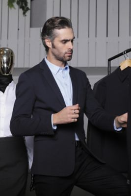 HERREN-BLAZER AUS PIQUÉ-MASCHENWARE<br/><p>Piqué-Maschenware.<br />Das vielseitig einsetzbare Kleidungsstück kann mit einer Stoffhose im City-Stil kombiniert werden, wenn ein klassischer Look gewünscht ist, aber auch mit einer Denimhose, wenn man zwangloser auftreten möchte.</p> NEOBLU MARCEL MEN