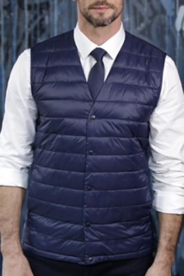 GILET UOMO IMBOTTITO LEGGERO<br/><p>Ultraleggero e caldo, questo piumino smanicato <br>è stato studiato con cura per adattarsi a tutte le stagioni e a tutte le attività. Può essere indossato da solo ma poiché non è voluminoso si porta anche sotto a una giacca. Il plus che fa la differenza: è dotato di una borsetta per il trasporto.</p> NEOBLU ARTHUR MEN