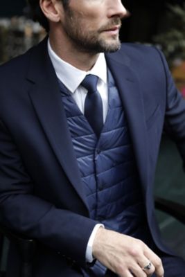 GILET UOMO IMBOTTITO LEGGERO<br/><p>Ultraleggero e caldo, questo piumino smanicato <br>è stato studiato con cura per adattarsi a tutte le stagioni e a tutte le attività. Può essere indossato da solo ma poiché non è voluminoso si porta anche sotto a una giacca. Il plus che fa la differenza: è dotato di una borsetta per il trasporto.</p> NEOBLU ARTHUR MEN