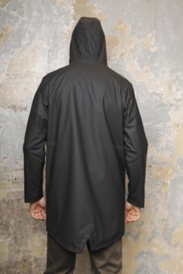 HERREN-ÖLJACKE<br/><p>Diese Neuinterpretation der unverwechselbaren Öljacke vereint in sich Zweckmäßigkeit und Modebewusstsein. Durch ihre abdichtende Oberflächenbehandlung ist sie vollkommen wasserabweisend, und ihre matte Optik verleiht ihr einen zeitgemäßen Stil.</p> NEOBLU ANTOINE MEN