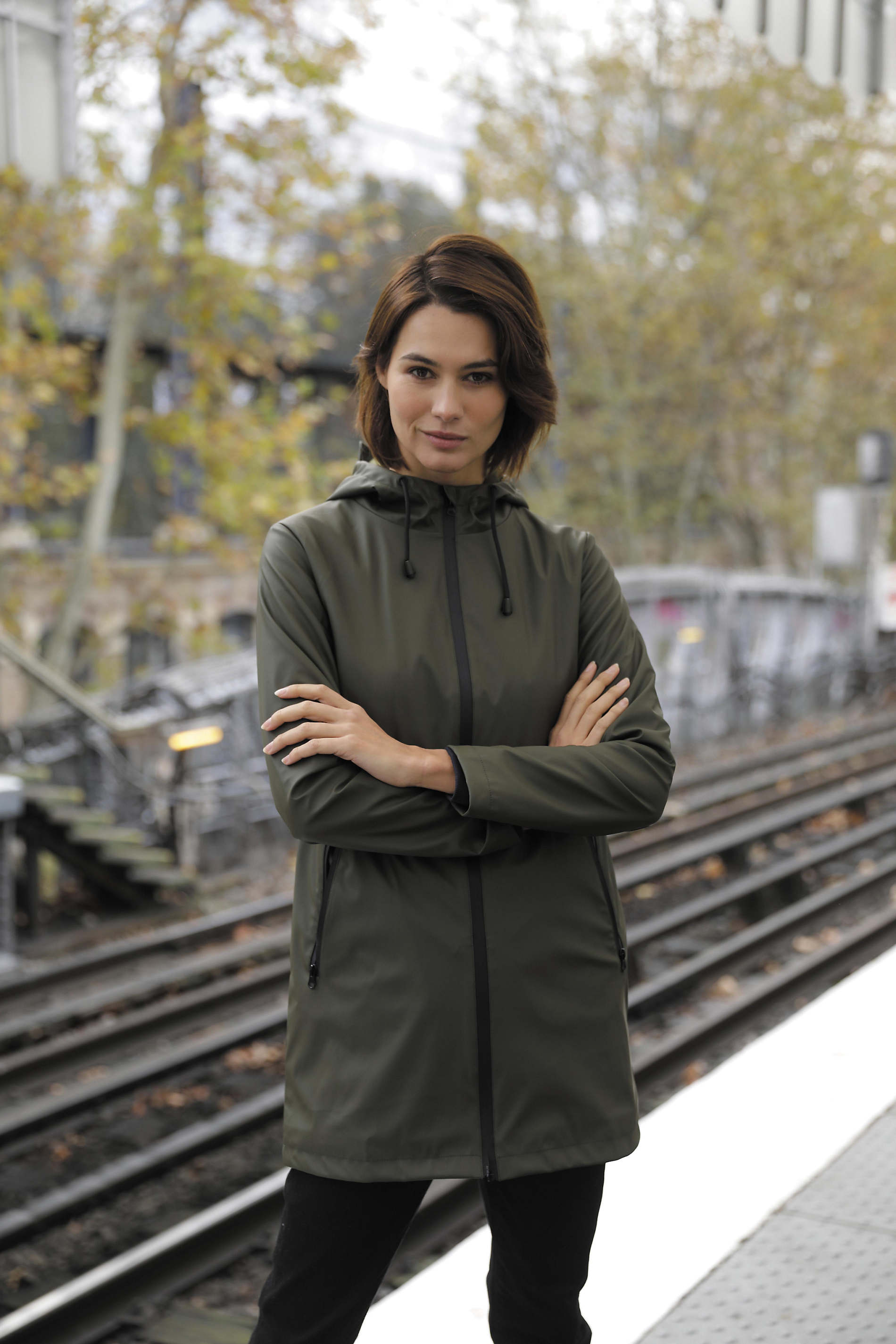 Women's waterproof waxed jacket<p>This revisited waxed jacket is an iconic garment that combines performance and modernity. Its waterproof finishes make it perfectly impermeable and its matt look gives it a modern style.<p> NEOBLU ANTOINE WOMEN
