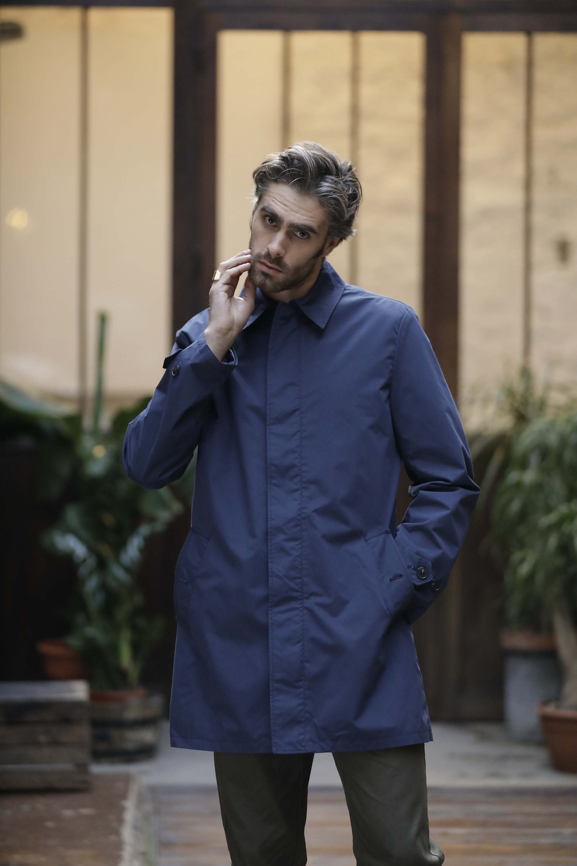 MEN’S TRENCH COAT<p>For a casual and chic style, this trench coat is a timeless piece. Single-breasted with only one row of buttons and a double slider zip fastening, this revisited trench coat is comfortable, smart and versatile as it is suitable for all outfits and weather conditions.</p> NEOBLU ALFRED MEN