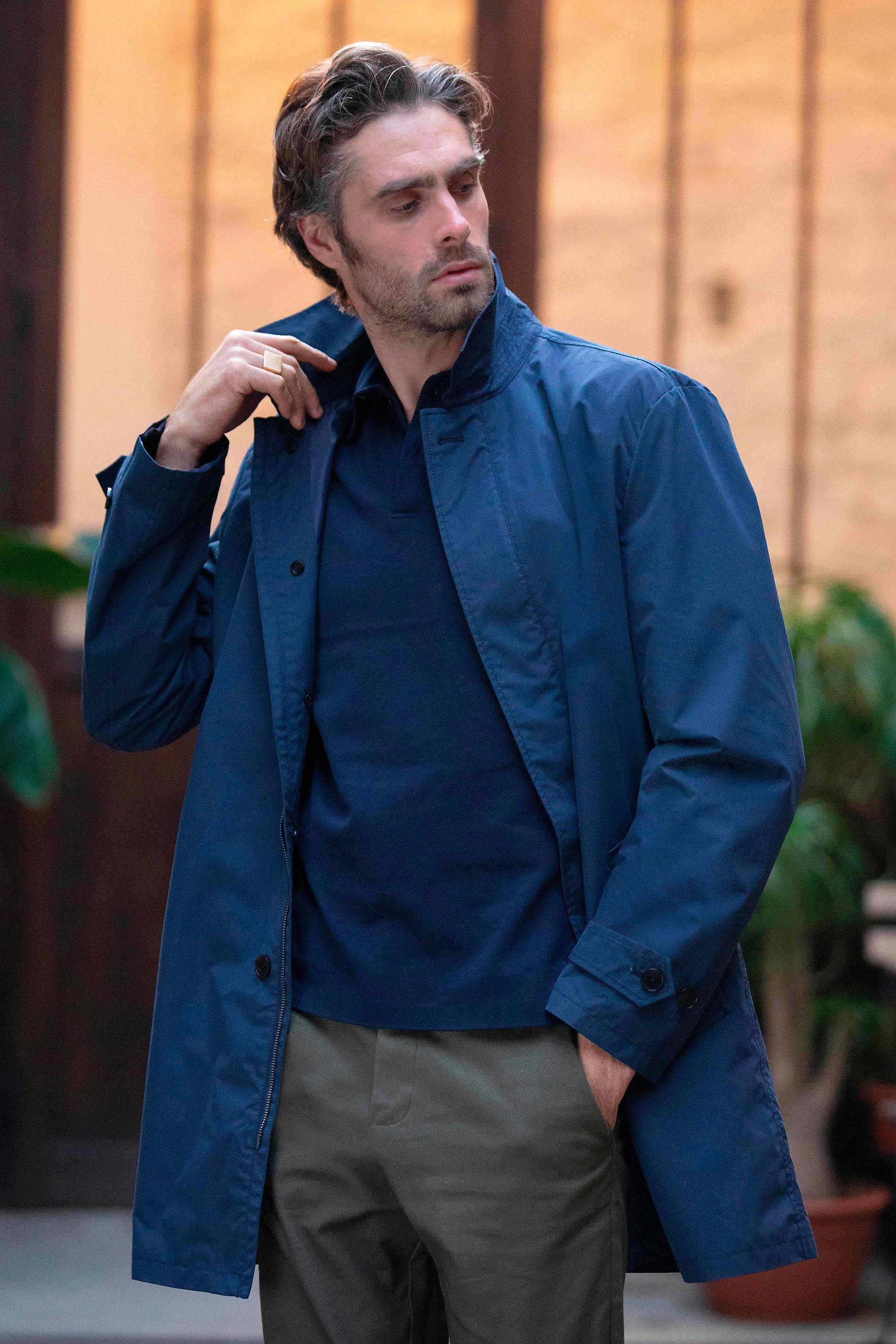 MEN’S TRENCH COAT<p>For a casual and chic style, this trench coat is a timeless piece. Single-breasted with only one row of buttons and a double slider zip fastening, this revisited trench coat is comfortable, smart and versatile as it is suitable for all outfits and weather conditions.</p> NEOBLU ALFRED MEN