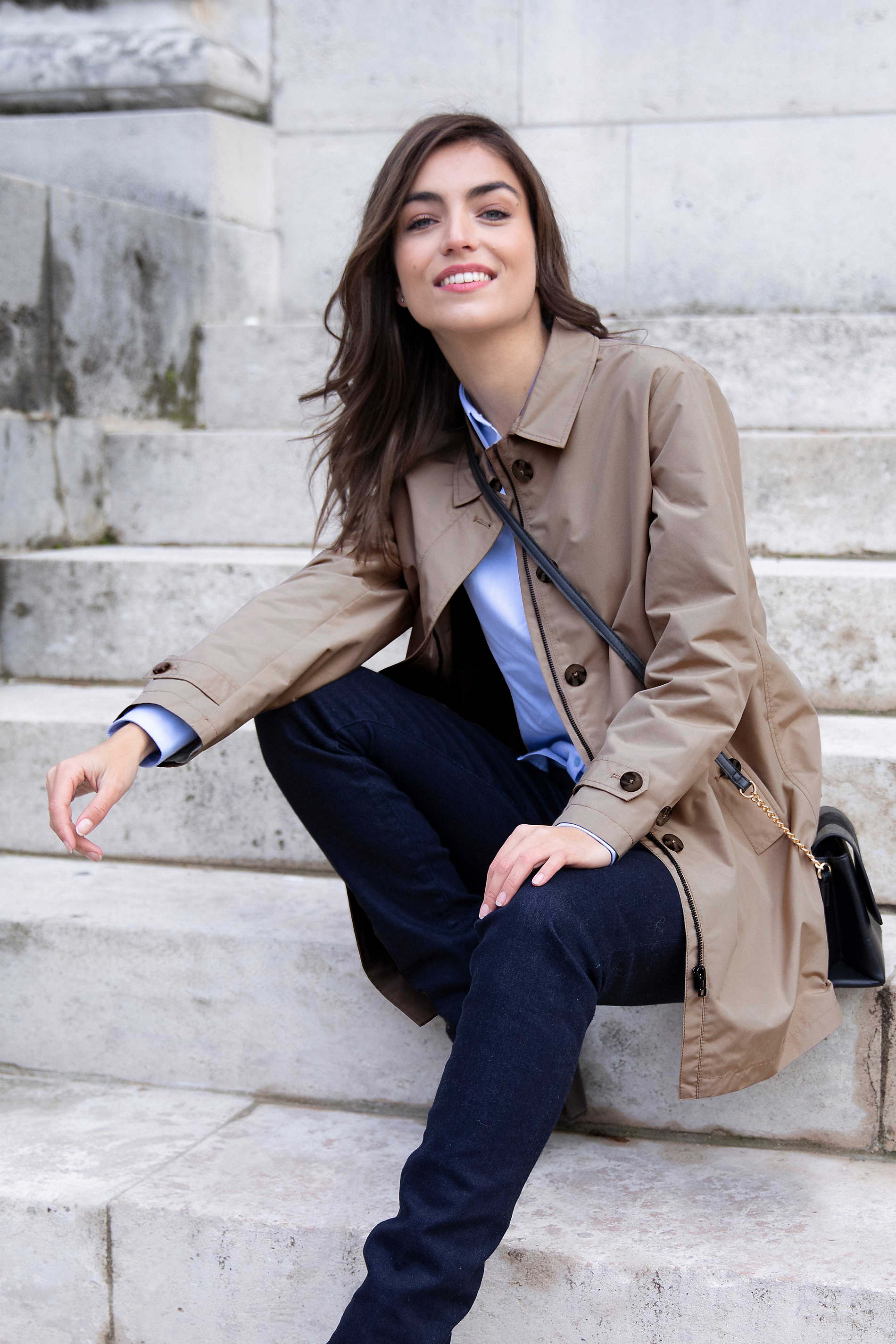 WOMEN’S TRENCH COAT<p>For a casual and chic style, this trench coat is a timeless piece. Single-breasted with only one row of buttons and a double slider zip fastening, this revisited trench coat is comfortable, smart and versatile as it is suitable for all outfits and weather conditions.</p> NEOBLU ALFRED WOMEN