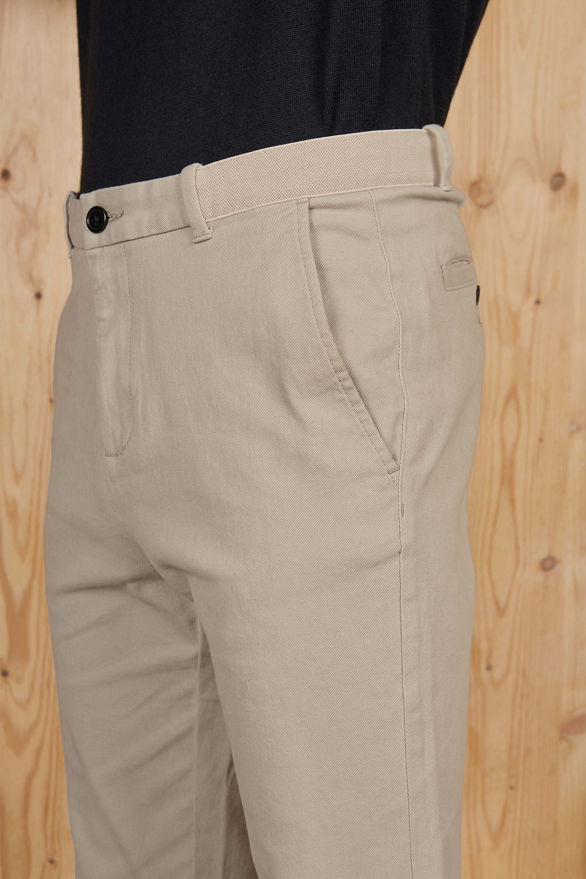 Men's elasticated waist chino trousers<p>Chino trousers are an essential piece of men’s wardrobe to wear in all circumstances, both with a shirt and a T-shirt. Their elasticated waistband and stretch twill fabric provide comfort and fit all body shapes.<p> NEOBLU GUSTAVE MEN
