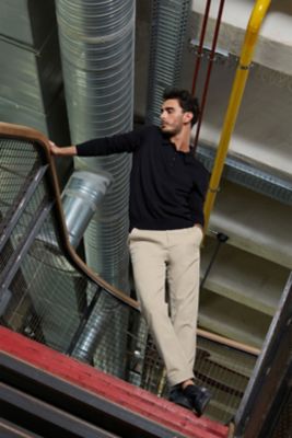 HERREN-CHINOHOSE MIT ELASTISCHEM BUND<br/><p>Als Essential der Herrengarderobe kann die Chinohose in allen Situationen getragen werden und harmoniert mit einem Hemd ebenso gut wie mit einem T-Shirt. Ihr Gummizugbund und ihr Stretch-Twill-Gewebe sorgen für Tragekomfort und passen sich an alle Körperformen an.</p> NEOBLU GUSTAVE MEN