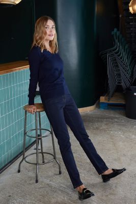 DAMEN-STRETCHJEANS SLIM FIT<br/><p>Die unverwechselbare Denimhose in Stretch-Ausführung: Diese 5-Taschen-Jeans mit mittelhohem Bund und geradem Beinverlauf ist ein Klassiker. Sie kann mit dem Blazer NEOBLU MARCEL WOMEN kombiniert werden, wenn zwanglose Eleganz gewünscht ist, oder mit dem Sweatshirt NEOBLU NICHOLAS WOMEN, wenn ein sportlicherer Look angesagt ist.</p> NEOBLU GASPARD WOMEN
