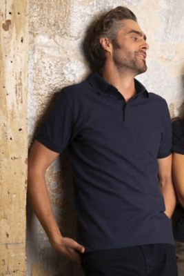 MEN'S PIQUÉ POLO SHIRT WITH CONCEALED PLACKET<br/><p>Lightweight and comfortable, this short sleeve piqué polo shirt is a simple and casual garment. With its concealed button placket, it is ideal for a casual look, while keeping its smart style.</p> NEOBLU OWEN MEN