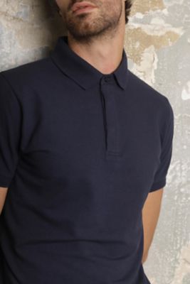 MEN'S PIQUÉ POLO SHIRT WITH CONCEALED PLACKET<br/><p>Lightweight and comfortable, this short sleeve piqué polo shirt is a simple and casual garment. With its concealed button placket, it is ideal for a casual look, while keeping its smart style.</p> NEOBLU OWEN MEN