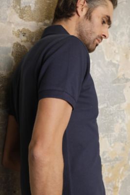 HERREN-POLOSHIRT AUS PIQUÉ MIT VERSTECKTER KNOPFLEISTE<br/><p>Dieses Kurzarm-Poloshirt aus leichter und bequemer Piqué-Maschenware ist ein schlichtes und lässiges Kleidungsstück. Mit seiner versteckten Knopfleiste passt es ideal zu einem Allerweltslook, während es dennoch eine gewisse Ausstrahlung und Eleganz bewahrt.</p> NEOBLU OWEN MEN