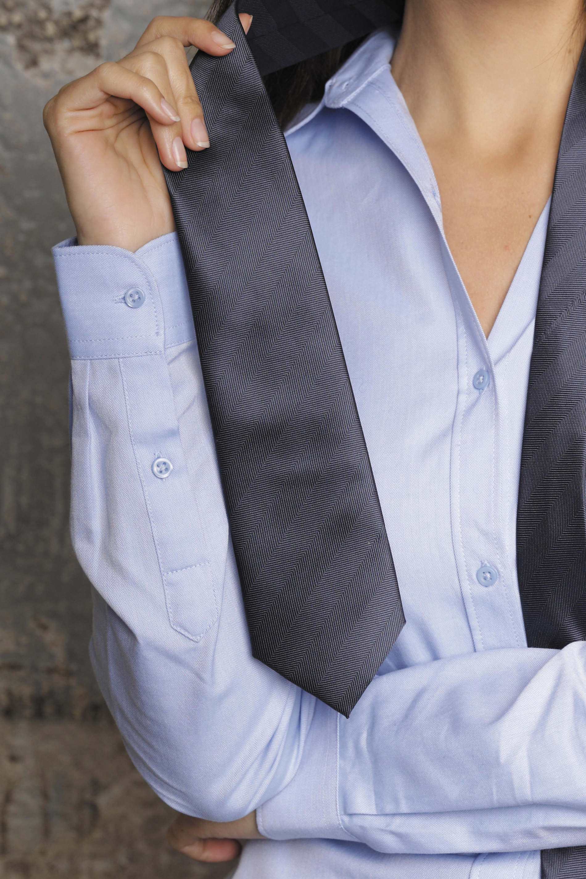 CORBATA DE RAYAS FALSO LISO<br/><p>La corbata club es un accesorio esencial del guardarropa masculino. Su falso<br>color liso aporta sobriedad y elegancia a los conjuntos formales.</p> NEOBLU TOMMY