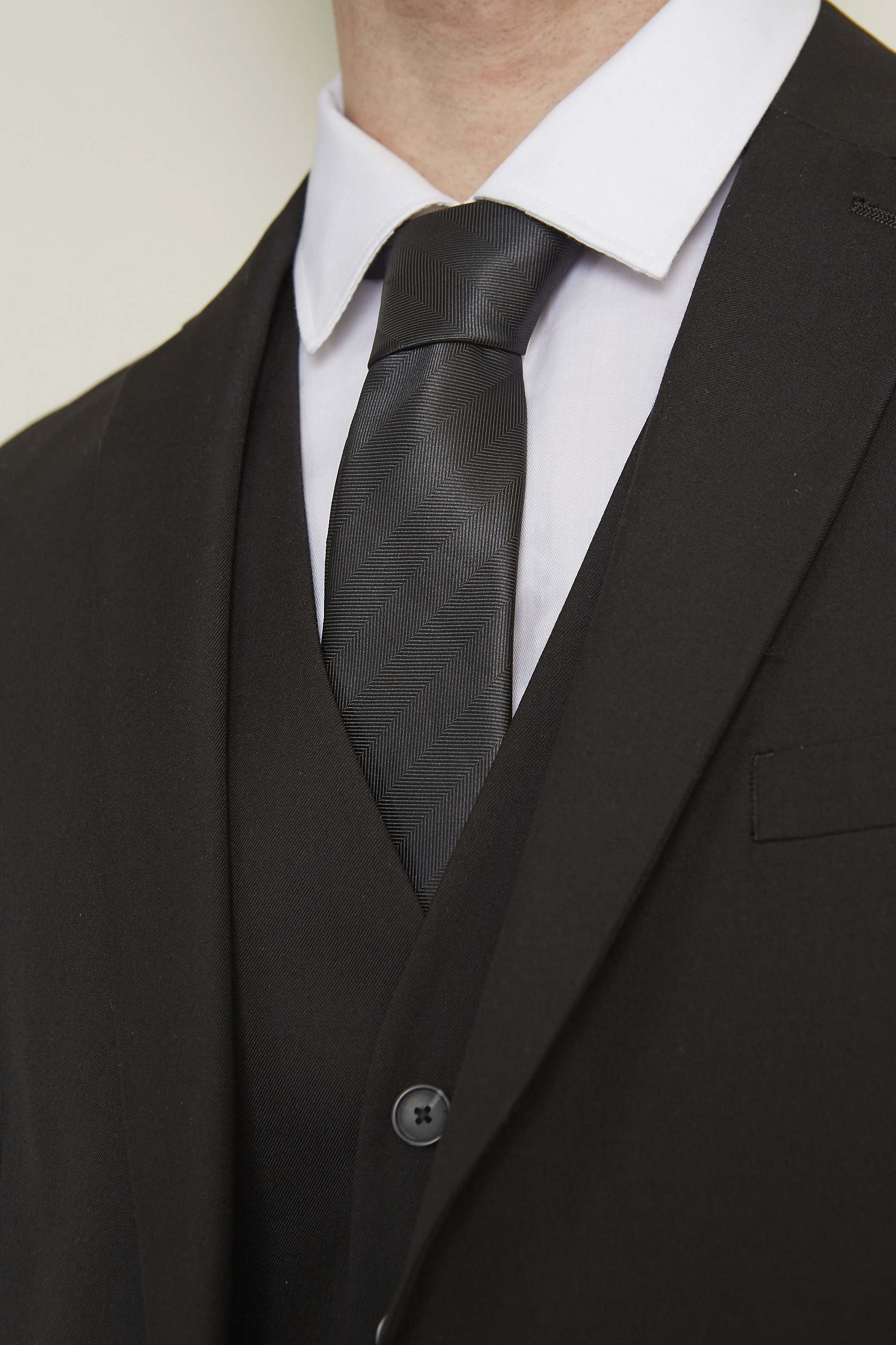 CORBATA DE RAYAS FALSO LISO<br/><p>La corbata club es un accesorio esencial del guardarropa masculino. Su falso<br>color liso aporta sobriedad y elegancia a los conjuntos formales.</p> NEOBLU TOMMY