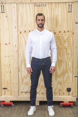 MEN’S MANDARIN COLLAR SHIRT<br/><p>The NEOBLU BART shirt features a mandarin collar that bring an incontestable style to those who wear it. Between tradition and modernity, chic and trendy look, it is suitable for any occasion and attracts people who want to stand out. Its poplin and concealed button placket add elegance to this shirt made from eco-friendly materials.</p> NEOBLU BART MEN